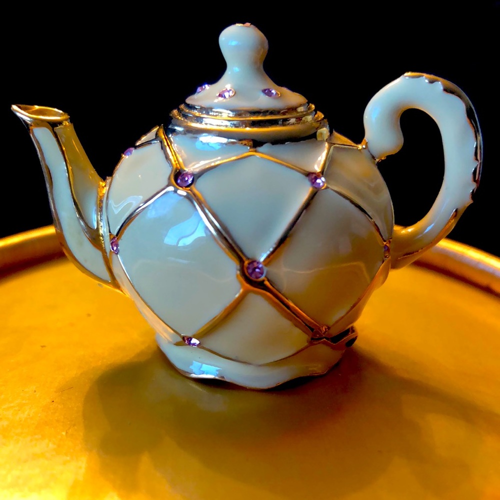 Dazzling Gold Estée Lauder Teacup compact